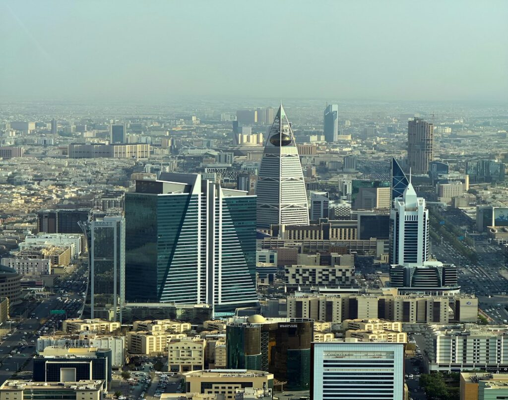 أبراج الرياض تعبر عن البحث عن الوظائف الحكومية في السعودية