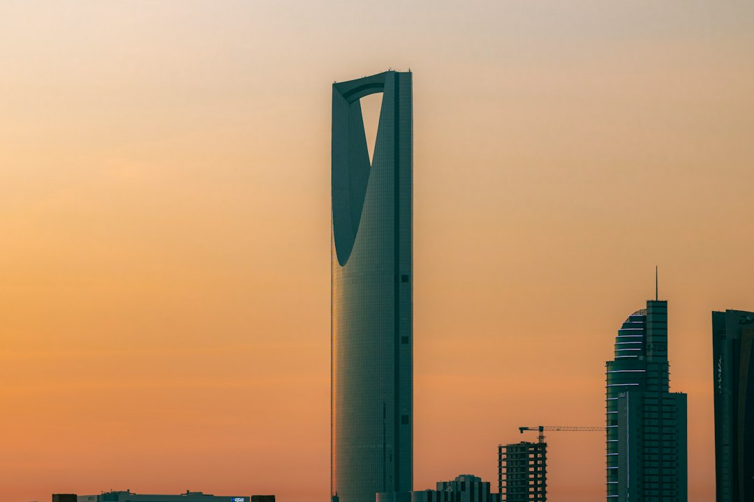 برج المملكة في الرياض يرمز لبرنامج الجيل الأزرق في الراجحي