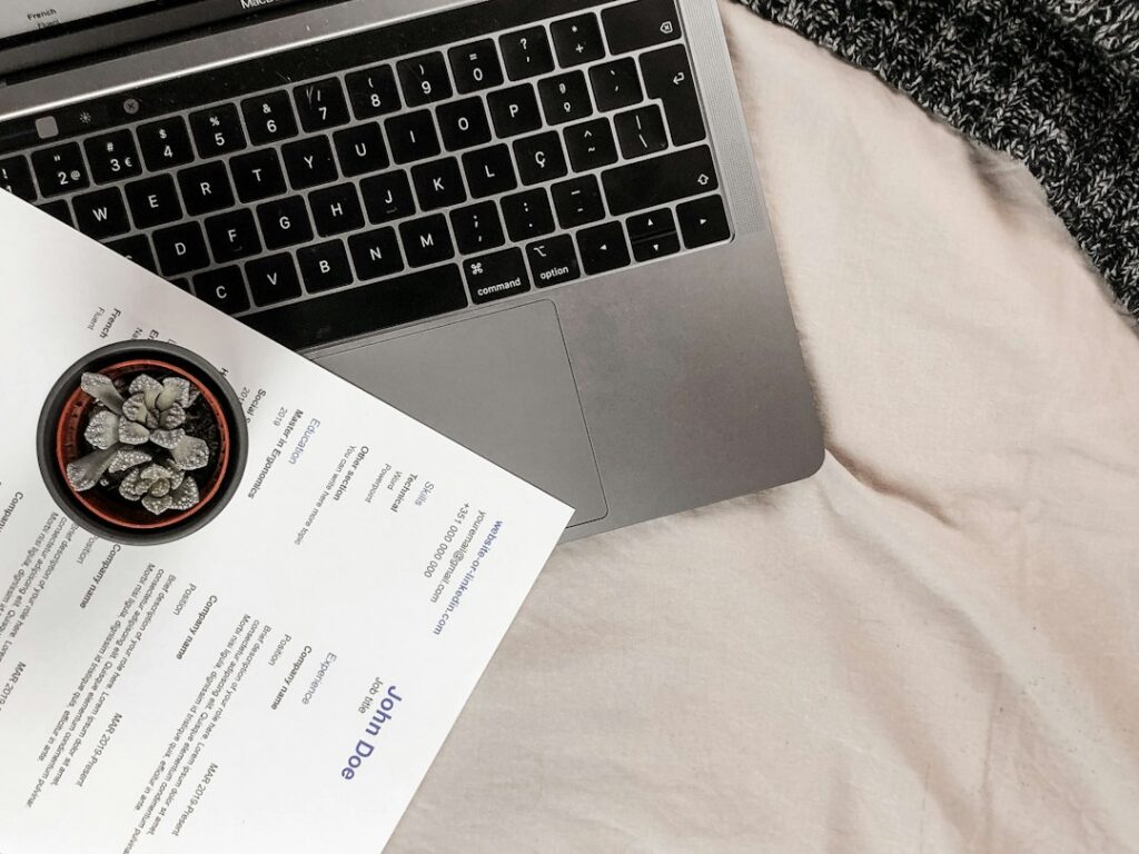 سيرة ذاتية وجهاز كمبيوتر يرمزان للتسجيل في جدارات والتقديم على وظائف السعودية