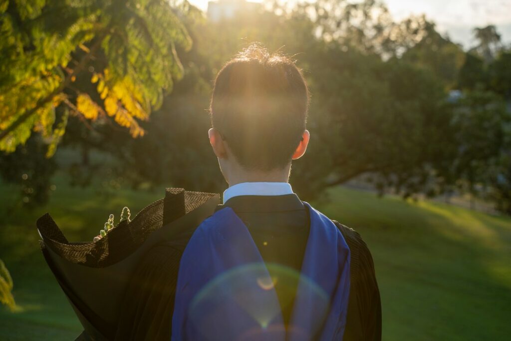 خريج جامعي بزي التخرج ترمز صورته للبحث عن أول وظيفة في السعودية