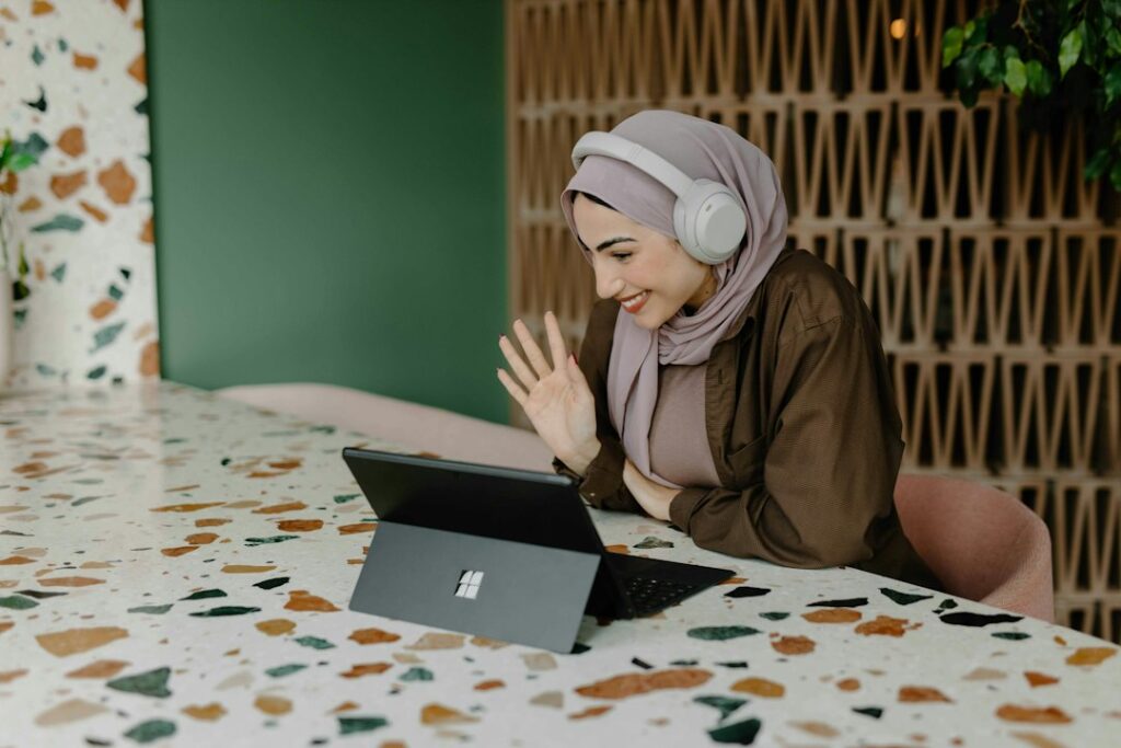 سيدة تعمل باستخدام الكمبيوتر في بيئة عمل مكتبية مناسبة لمقال وظائف النساء بالسعودية